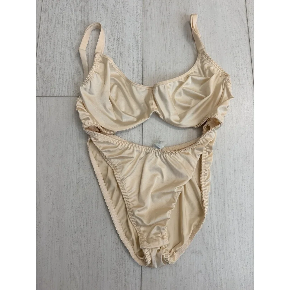 Vintage Olga Bare Is Back Satin Underwire Bodysuit Lingerie Sz 36D Ivory 35055